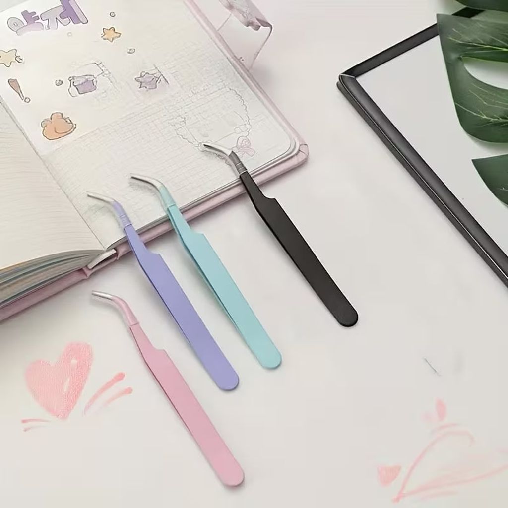 Вигнуті пінцети з прозорою пластиковою кришкою в асортименті